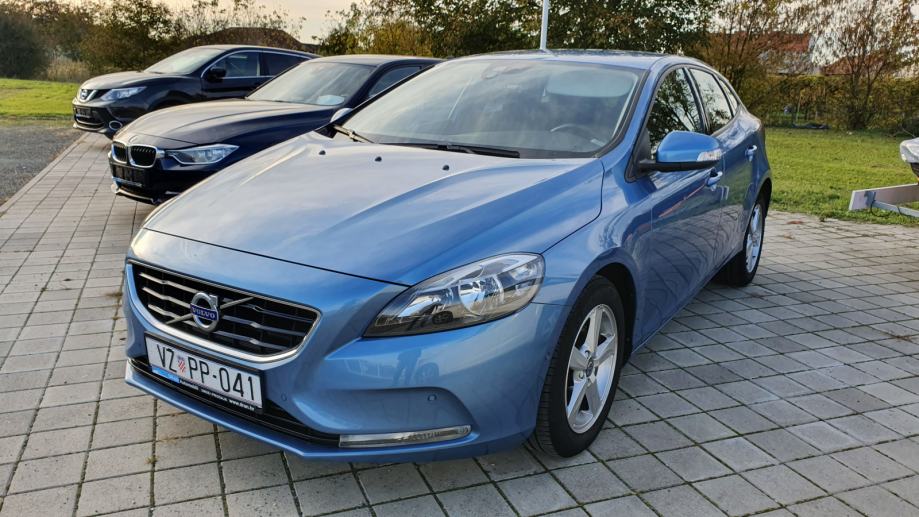 Volvo V40 D2 Kinetic, 16″ alu, LED kontrolna, dual klima, park pilot