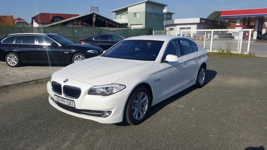 BMW serija 5 520d sport automatik, alarm, navi, keyless, lcd kokpit