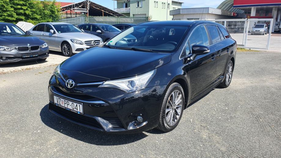 Toyota Avensis Wagon 2,0 D-4D, bi-xenon,17″ alu, navi, kamera, keyless