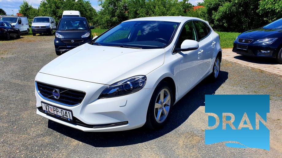 Volvo V40 D3 Momentum, 2.0 150ks, bi-xenon, 16″ alu, LED kokpit, navi