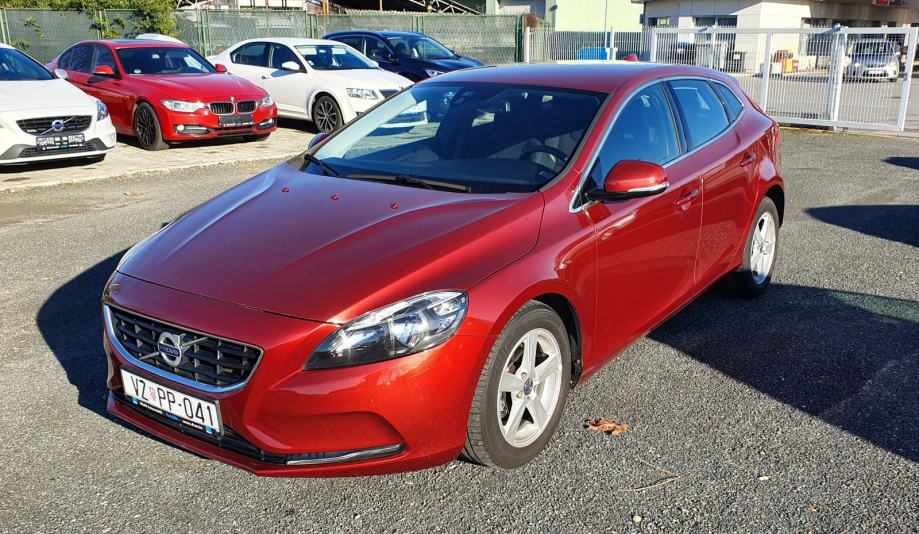 Volvo V40 D2 Momentum, LED kontrolna, navi, H/K audio, alu 16″, pdc