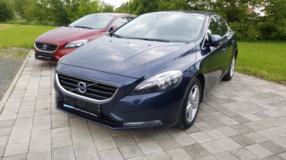 Volvo V40 D2 88g. Momentum, LED kontrolna, navi, pdc, euro-kuka, 16″