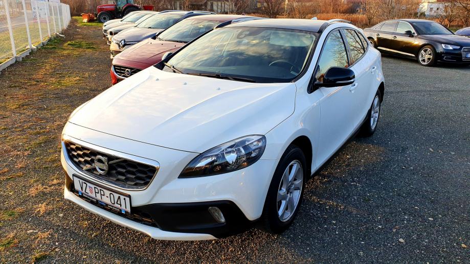 Volvo V40 D3 Cross Country, LED kontrolna, navi, panorama, pdc, 16″alu