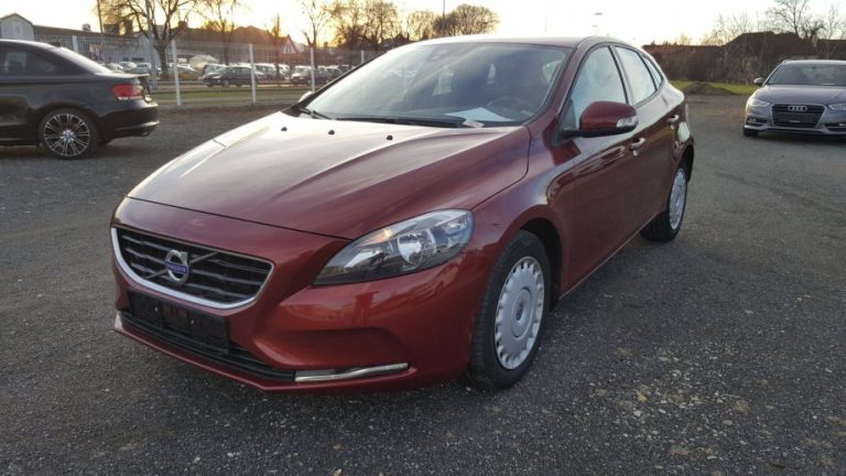 Volvo V40 D4 190ks, navigacija, dual klima, pdc, servisna